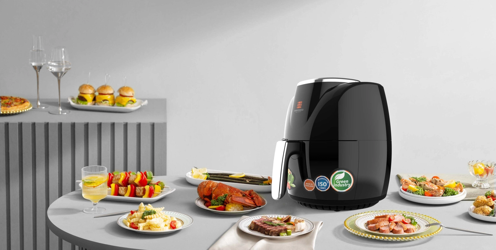 Nồi chiên không dầu là thiết bị gia dụng sử dụng luồng khí nóng đối lưu tốc độ cao để làm chín thực phẩm thay cho phương pháp chiên ngập dầu truyền thống